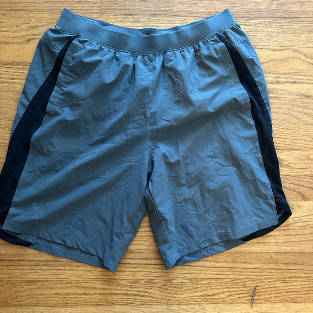 Under Armour Men’s Launch 9” Short in Dark Grey, Size large.